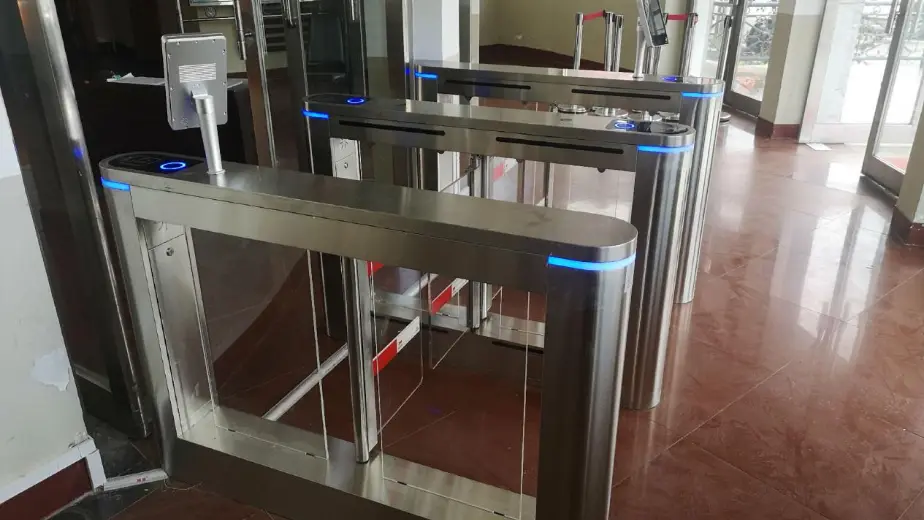 Puerta de acceso por reconocimiento facial