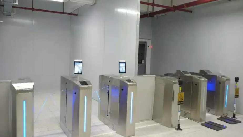 Puerta de acceso antiestática