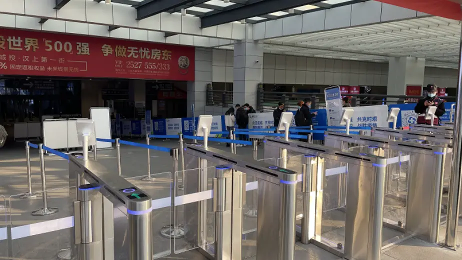 Puerta de control de acceso por código QR