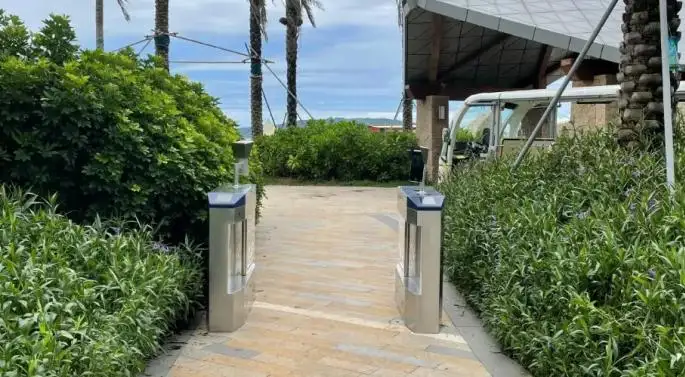 Puerta de torniquetes con código QR