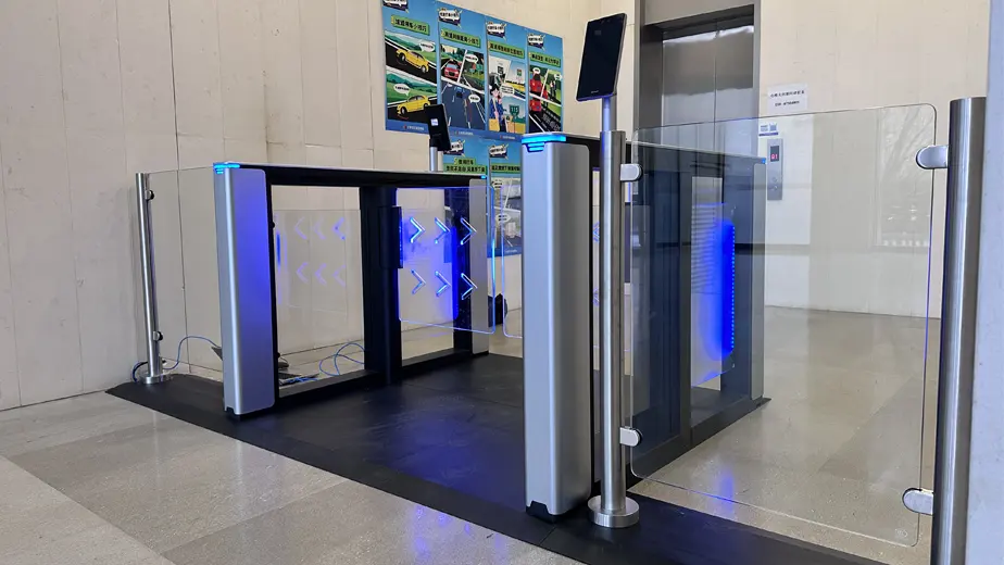Puerta de velocidad con sistema de reconocimiento facial