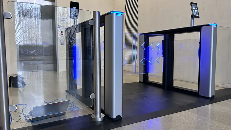 Puerta de velocidad con reconocimiento facial