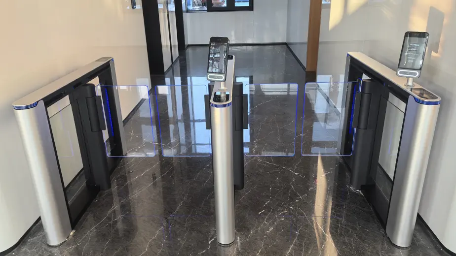 Puerta giratoria con reconocimiento facial para edificio corporativo