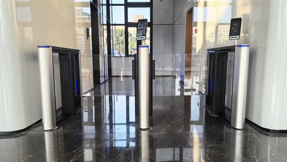 Solución de control de acceso a la entrada de oficinas inteligentes