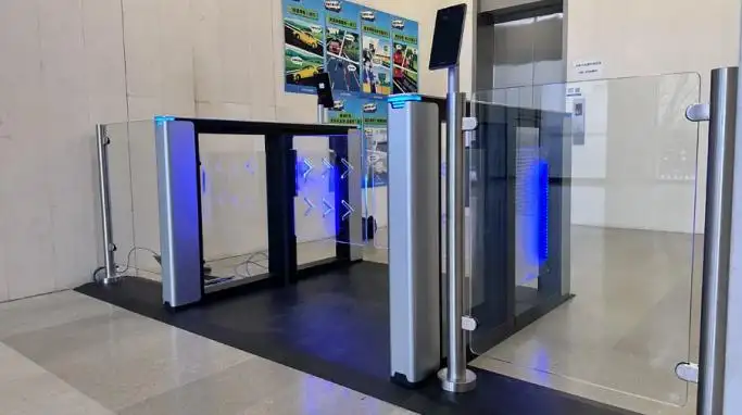 Puerta de acceso peatonal con código QR