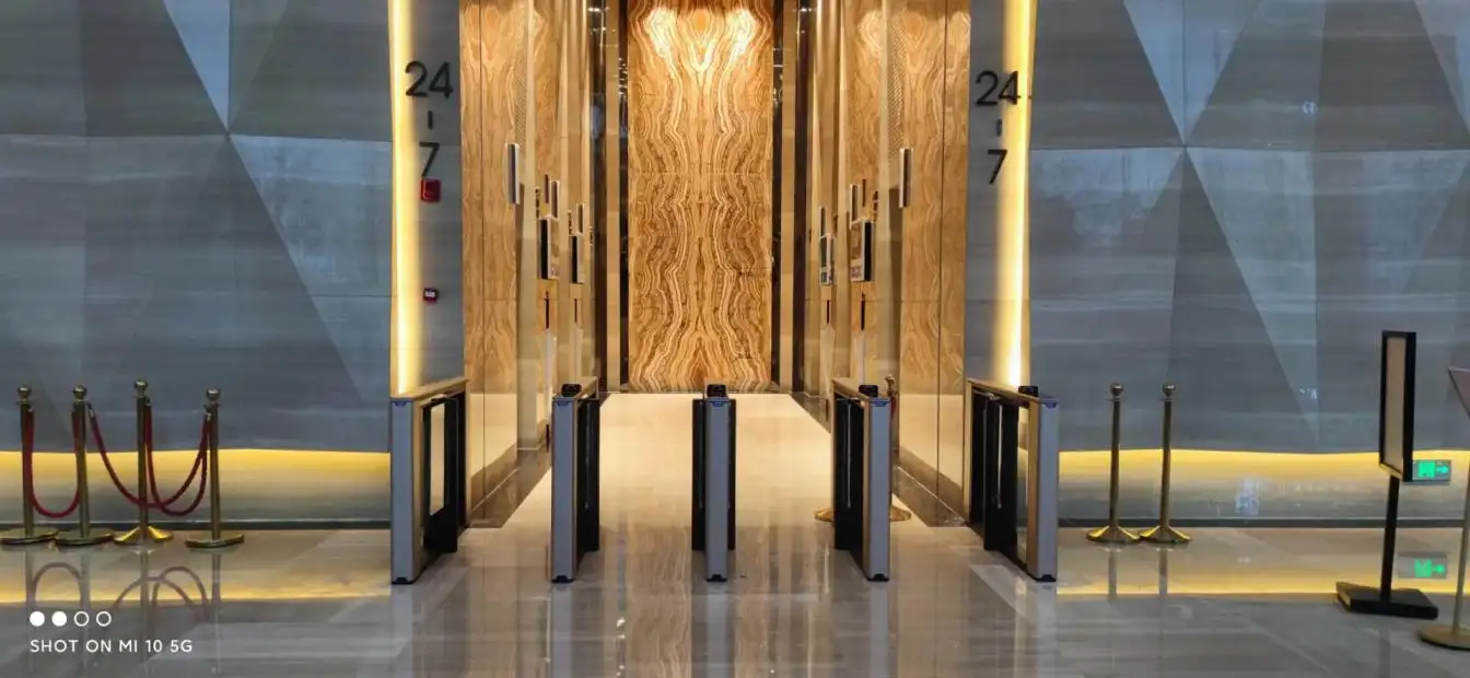 Proveedor de torniquetes con barrera de solapas para edificio de oficinas